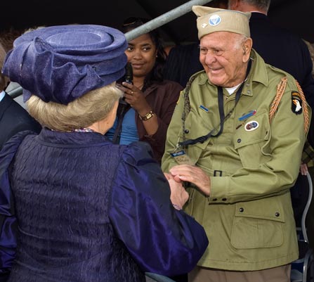 koninklijke gasten met de veteranen